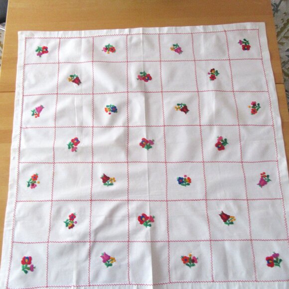 Vintage off white square tablecloth embroidered flowers & rick rack stitching - Picture 3 of 12